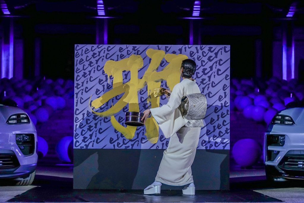 ポルシェ「新型マカン」国内ローンチイベントにて書道パフォーマンス